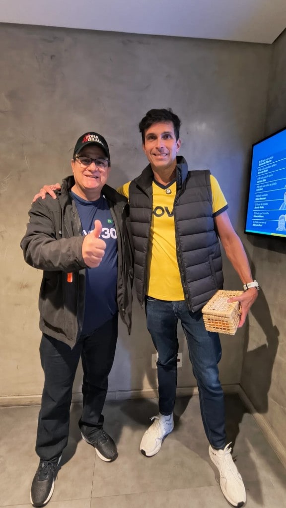 Mário Júnior em evento de campanha com camiseta Partido Novo