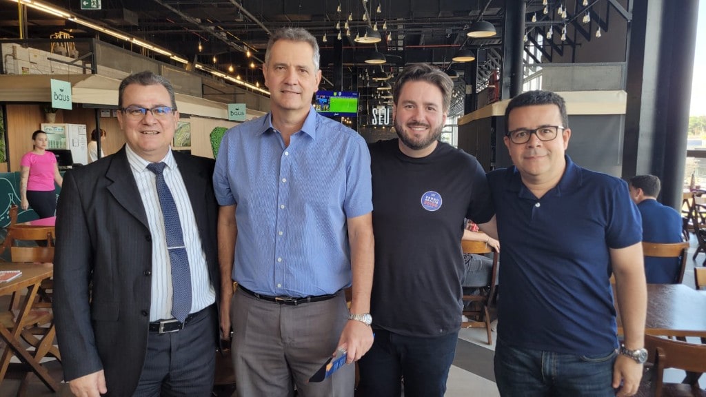 Mário Júnior com apoiadores em encontro em Uberlândia
